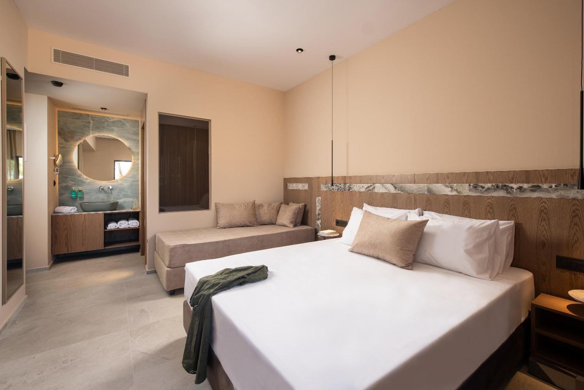 Deluxe Dreibettzimmer mit Poolblick